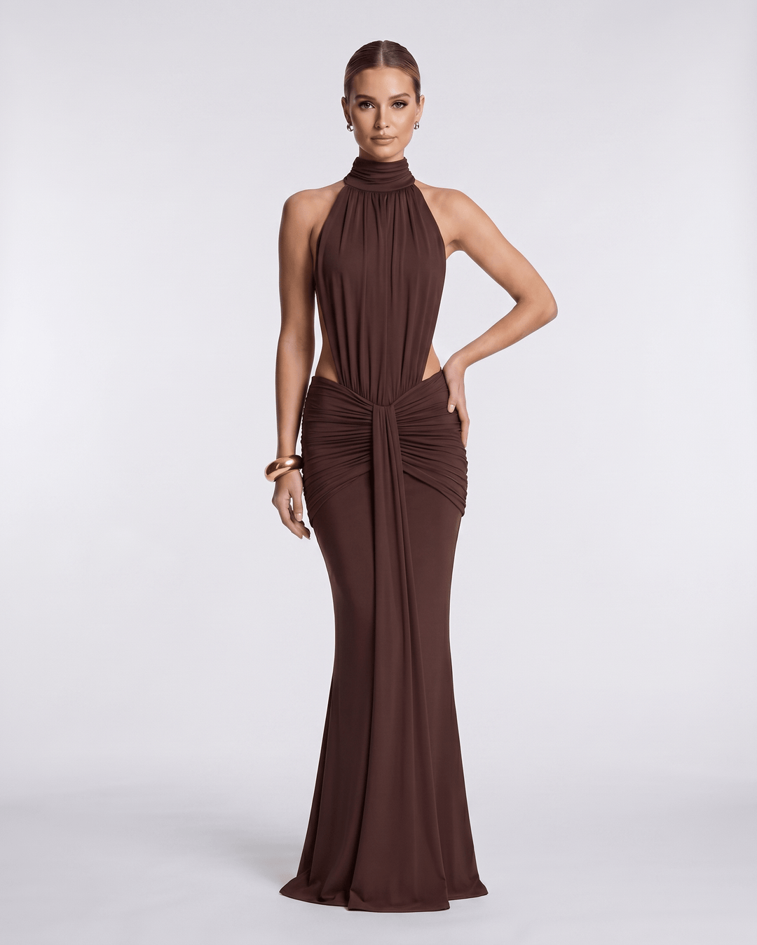Vestido maxi elegante para noche con cuello halter y espalda abierta. Ropa de mujer.