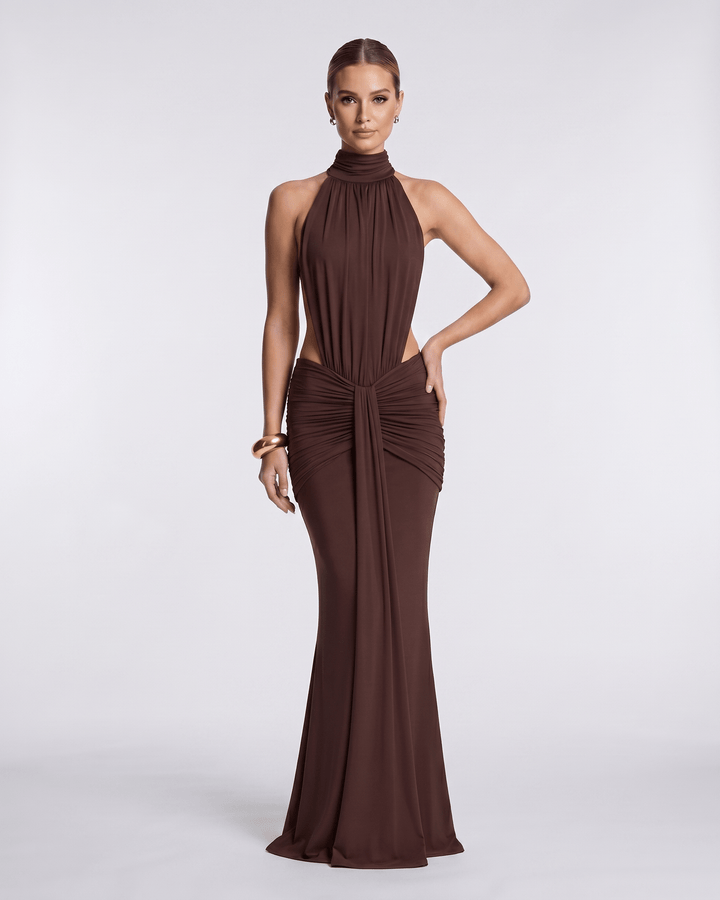 Vestido maxi elegante para noche con cuello halter y espalda abierta. Ropa de mujer.