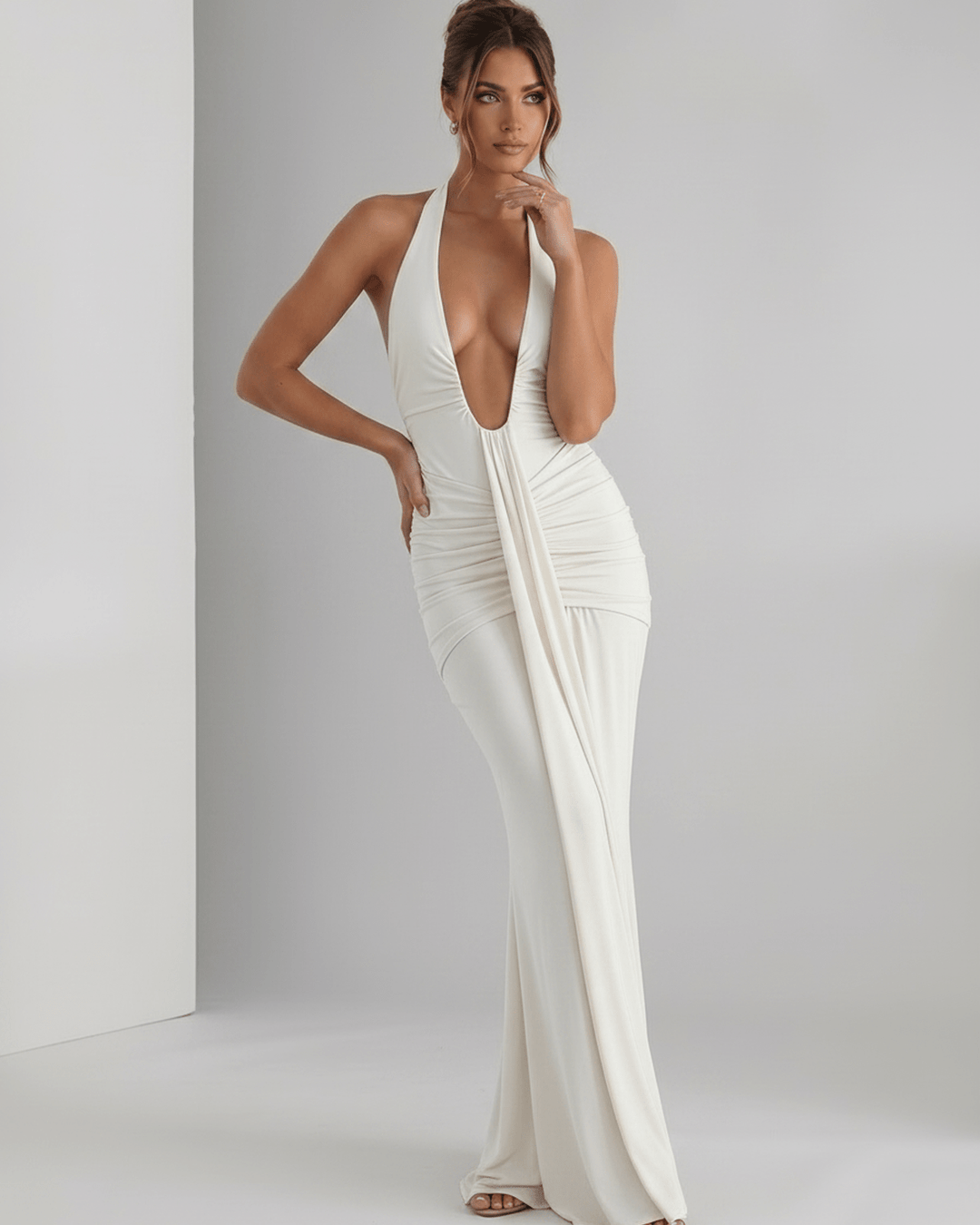 Elegante vestido halter para mujer, perfecto para eventos formales y galas.