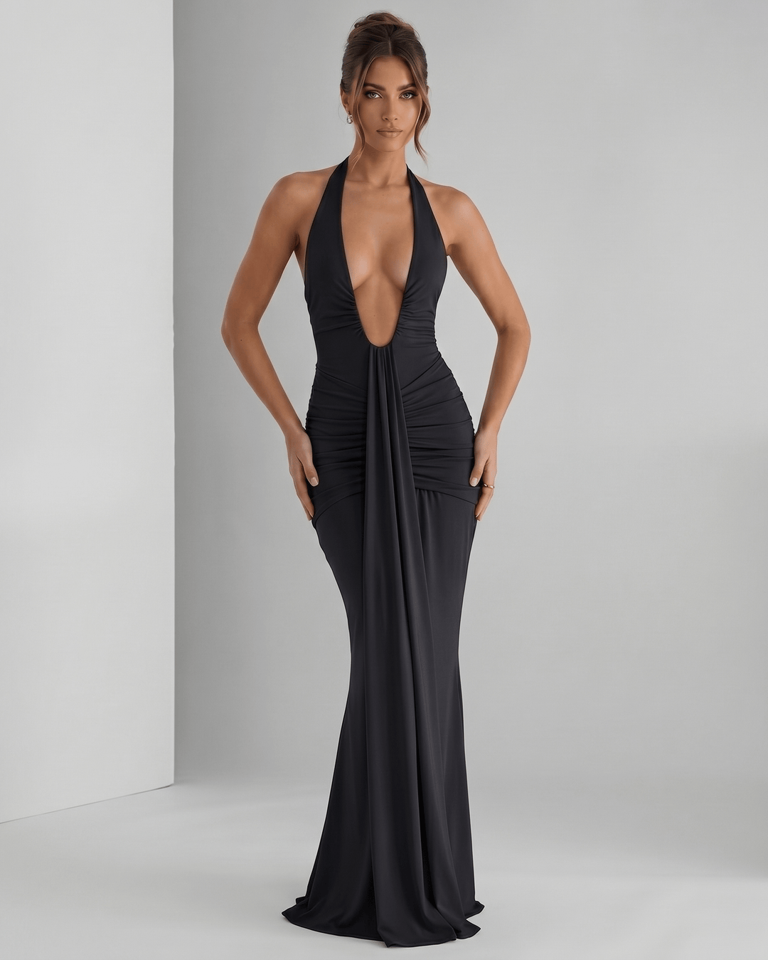 Vestido maxi de verano con escote halter, caída fluida y silueta ajustada.