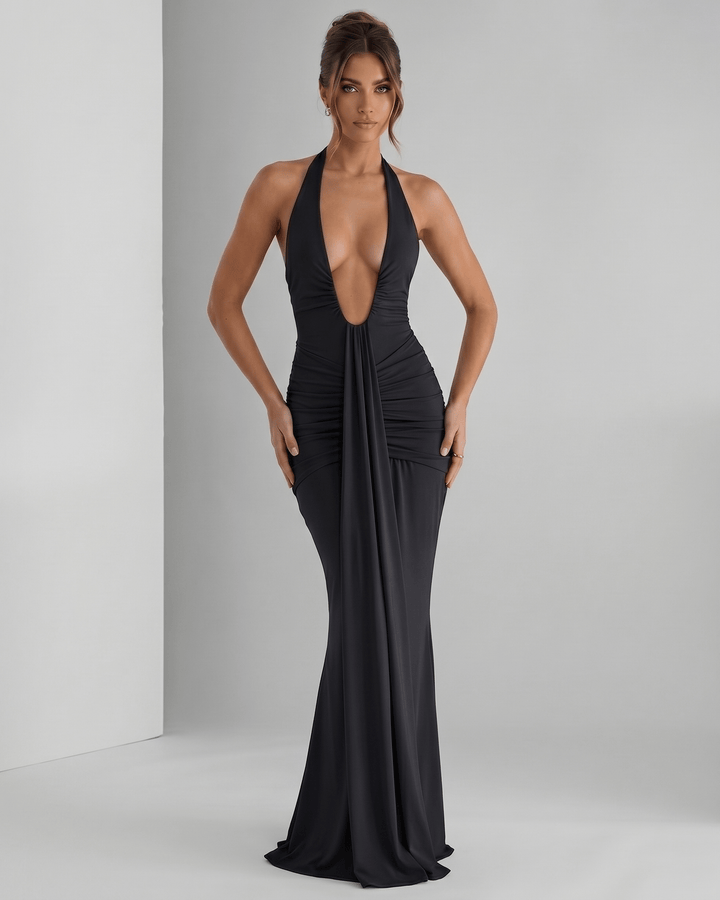 Vestido maxi de verano con escote halter, caída fluida y silueta ajustada.