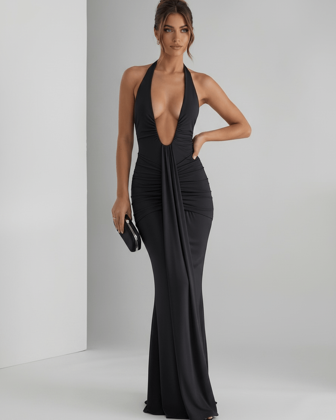 Vestido de noche fluido con diseño halter, perfecto para eventos formales y elegantes.