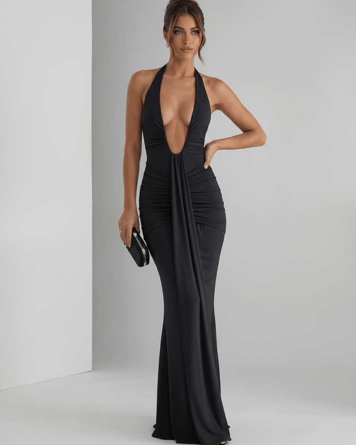 Vestido de noche fluido con diseño halter, perfecto para eventos formales y elegantes.