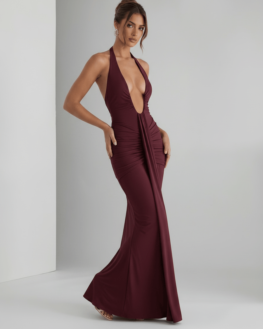 Vestido largo sin mangas, estilo halter, para invitadas de boda y eventos chic.