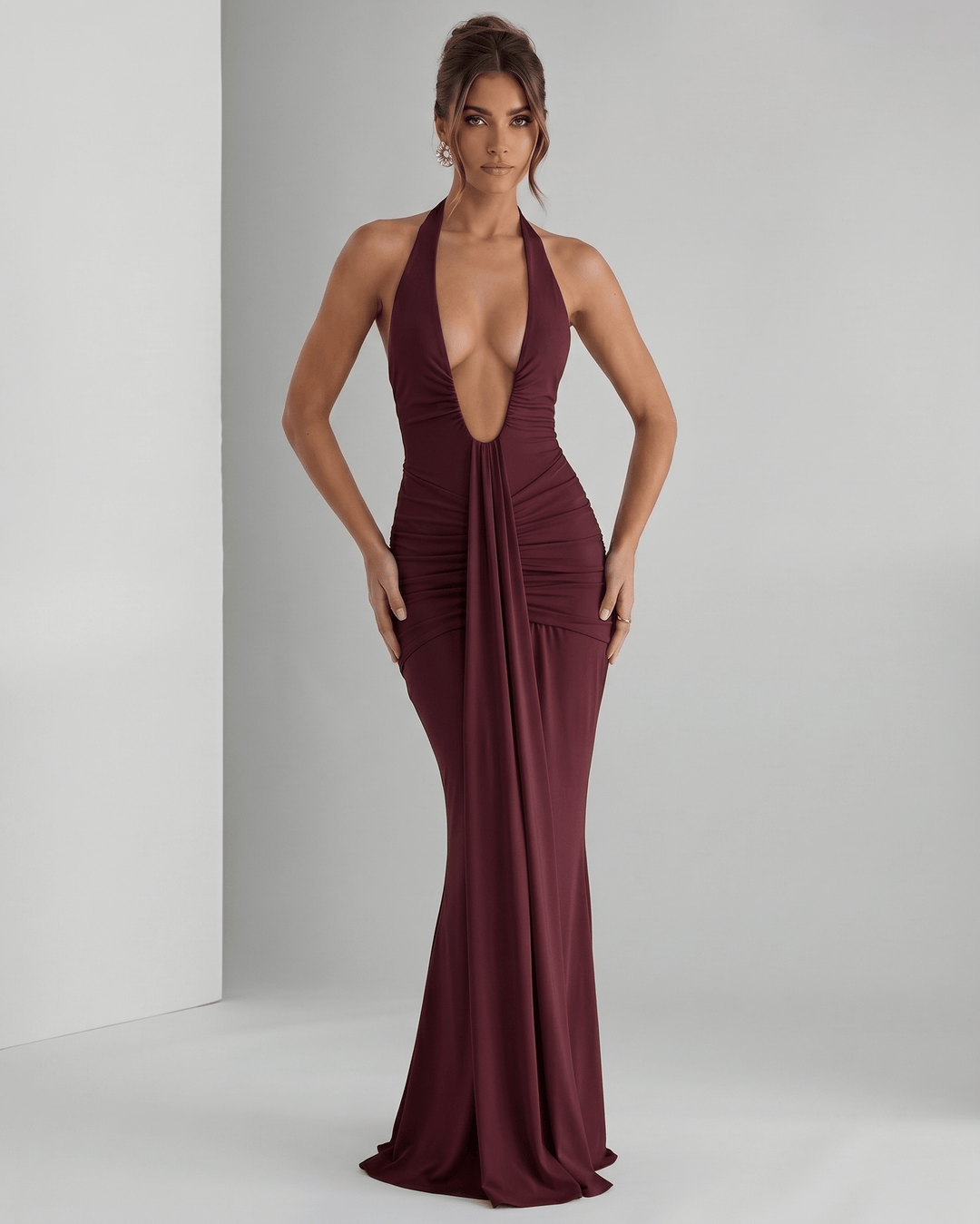 Vestido maxi halter elegante para mujer, ideal como invitada de boda.