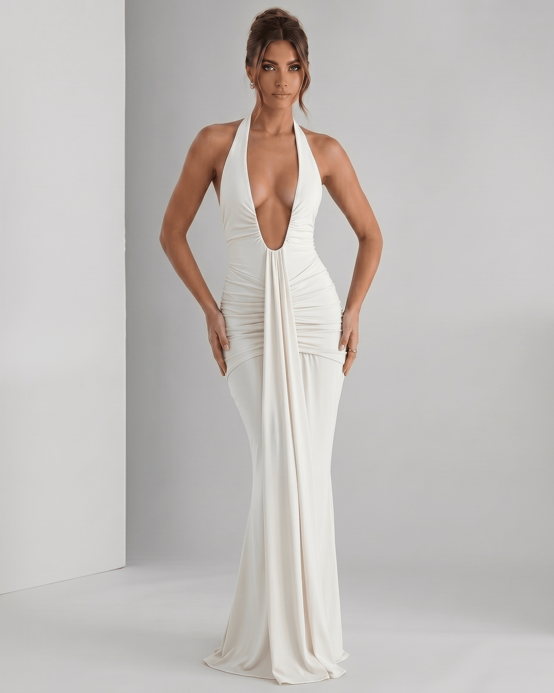 Vestido maxi de noche, sin mangas, cuello halter, para una elegancia fluida.
