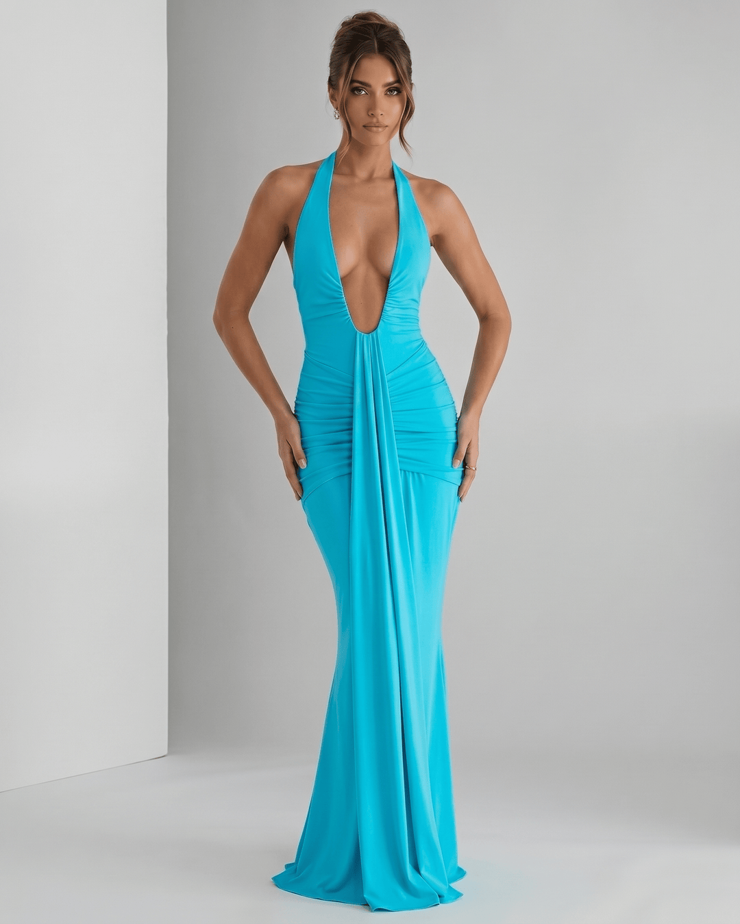 Elegante vestido halter para mujer, largo, ideal para cócteles y eventos especiales.