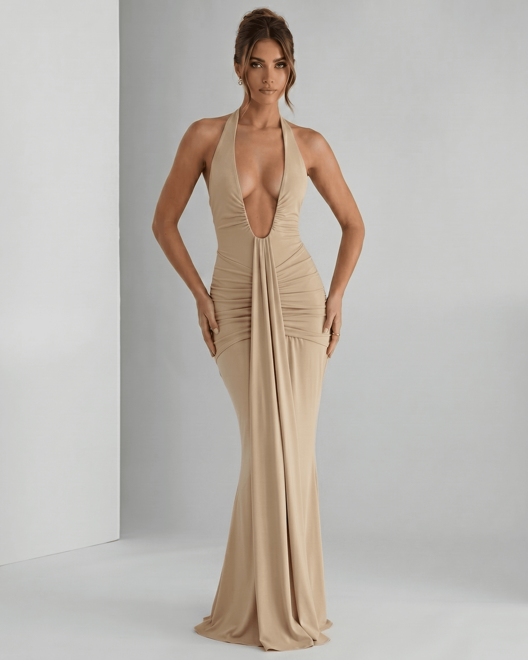 Vestido maxi sin mangas, estilo halter, ideal para una noche de verano sofisticada.