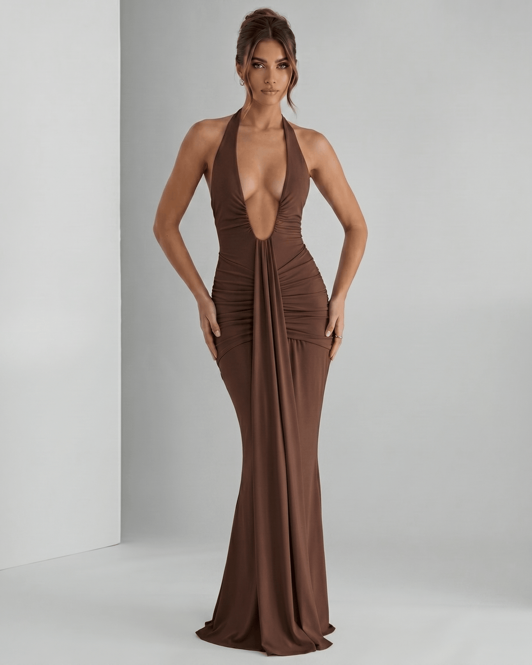 Vestido halter fluido, largo y elegante, ideal para eventos de gala.