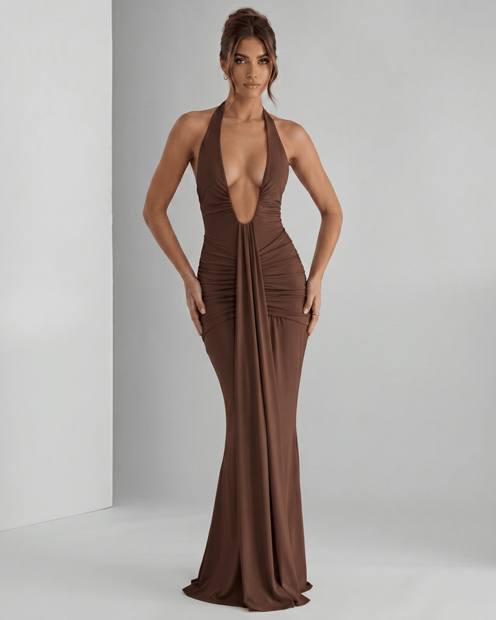 Vestido halter fluido, largo y elegante, ideal para eventos de gala.