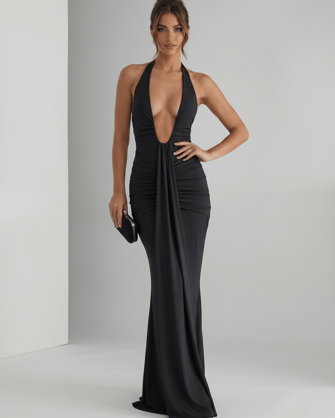 Moda mujer: vestido halter elegante, espalda descubierta, ideal para fiestas nocturnas.