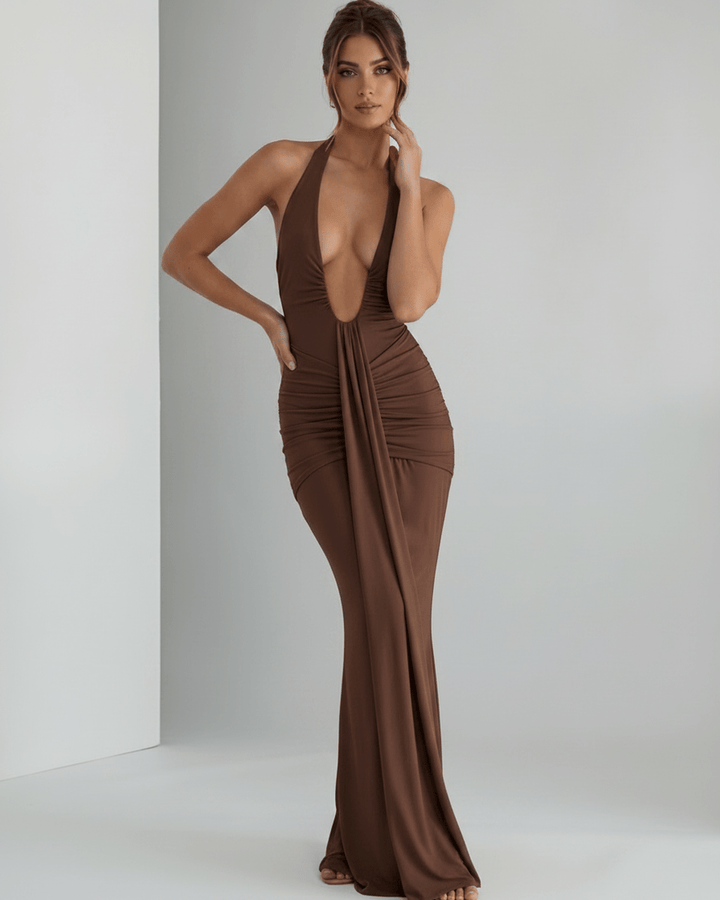 Vestido de fiesta con cuello halter, silueta ajustada, para un look deslumbrante.