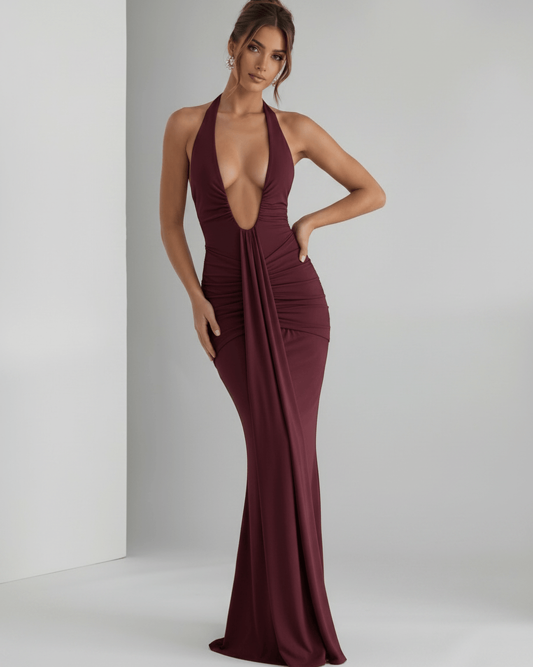 Vestido largo de noche con cuello halter, silueta fluida para eventos formales.
