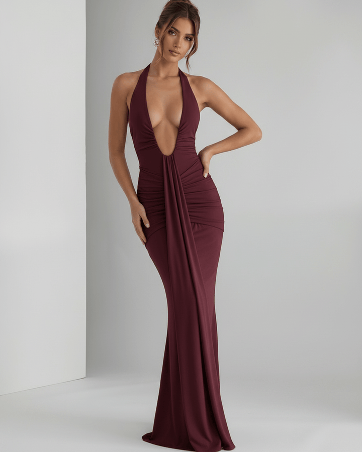 Vestido largo de noche con cuello halter, silueta fluida para eventos formales.
