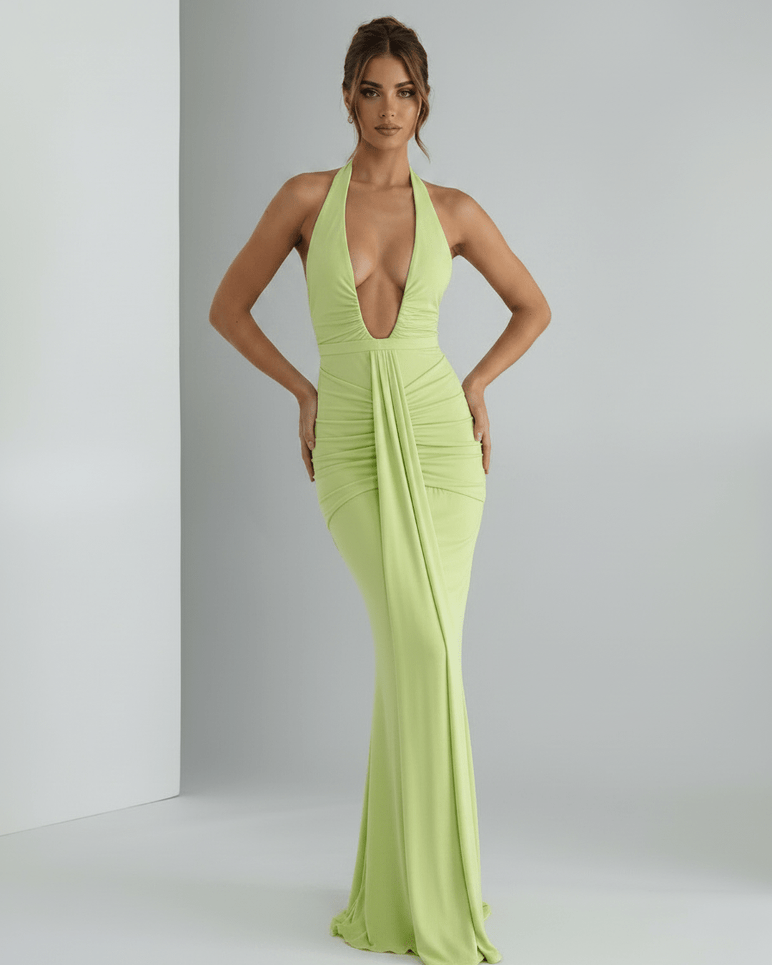 Vestido de invitada halter, largo y elegante, ideal para bodas y celebraciones.