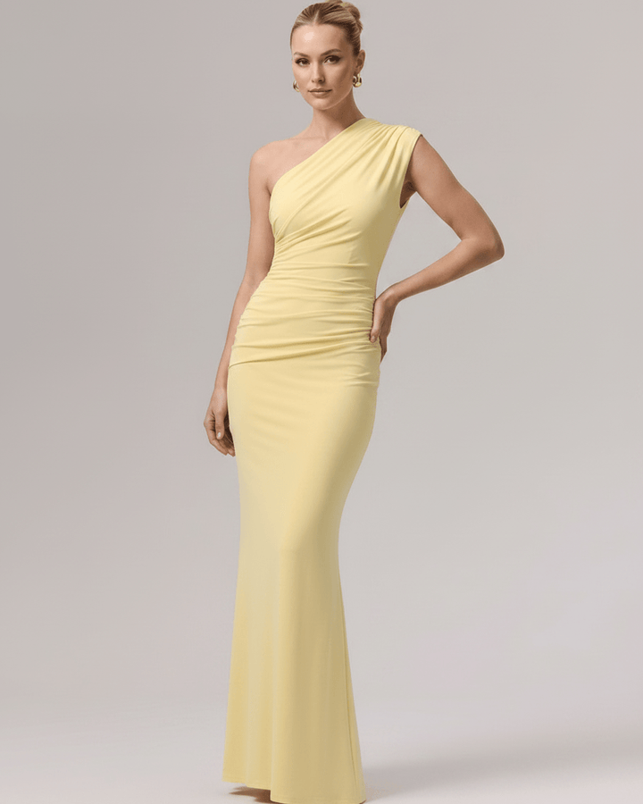 Vestido de invitada de boda, maxi y formal, con detalle de un hombro.