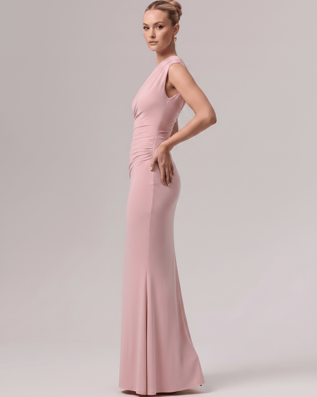 Vestido maxi de mujer, silueta columna y un hombro, perfecto para invitadas de boda.