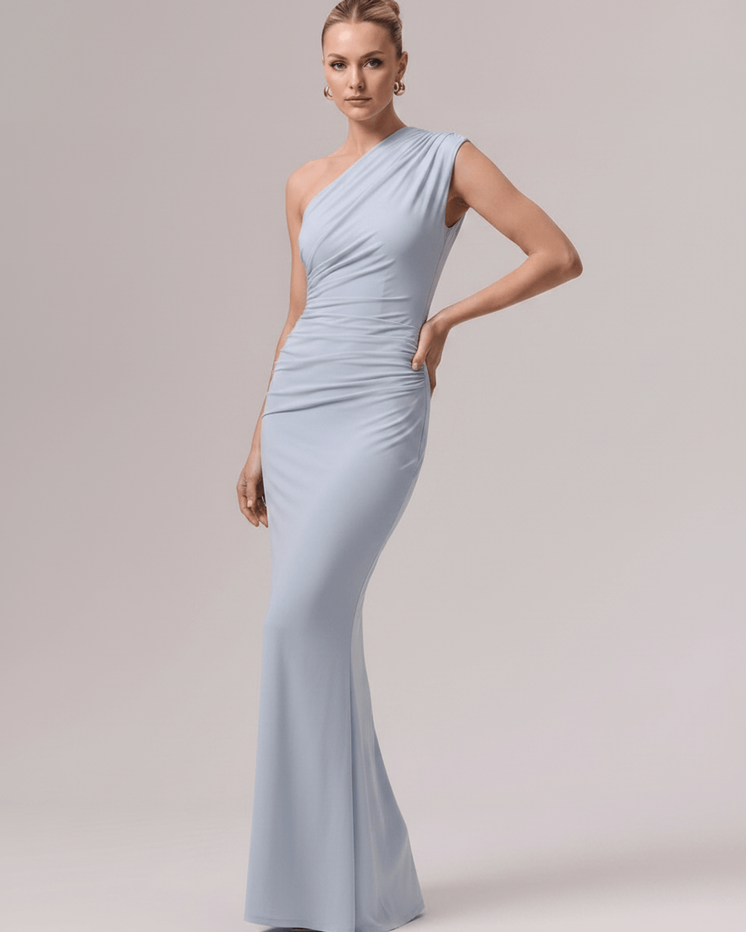 Vestido de un hombro, sin mangas, silueta columna, largo, para eventos formales.