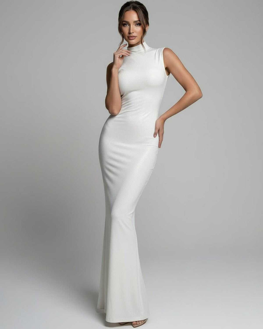 Vestido blanco Aurelia moderno con cuello alto, sin mangas, largo, para eventos elegantes de mujer.
