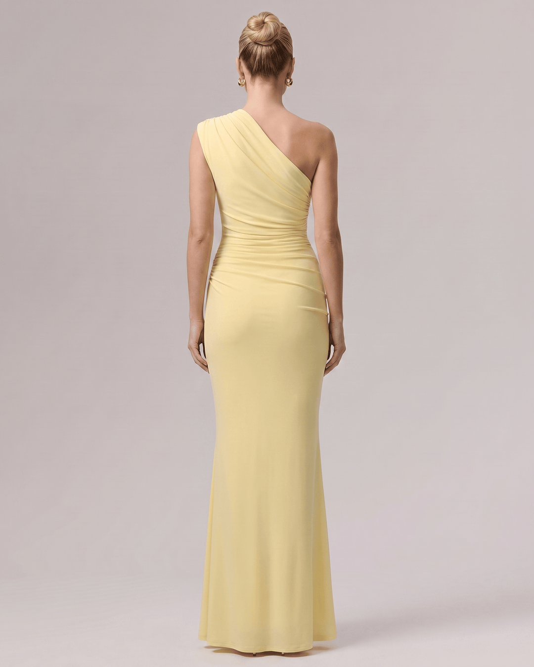 Vestido de mujer sin mangas, silueta columna, perfecto para invitada de boda.