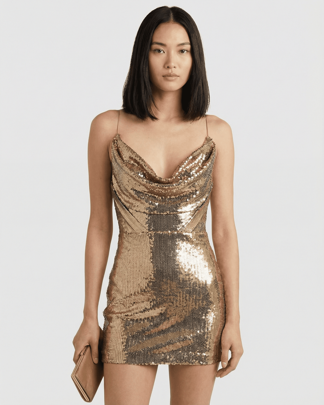 Vestido mini de lentejuelas doradas para mujer con escote en V, ideal para fiesta o cóctel. Elegante y brillante.