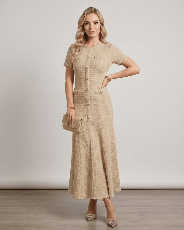 Vestido de fiesta, cuello redondo, mangas cortas, silueta en A, para una mujer elegante.