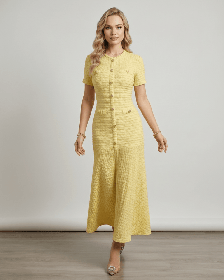 Vestido de noche sofisticado para mujer, silueta fluida, perfecto para eventos especiales.