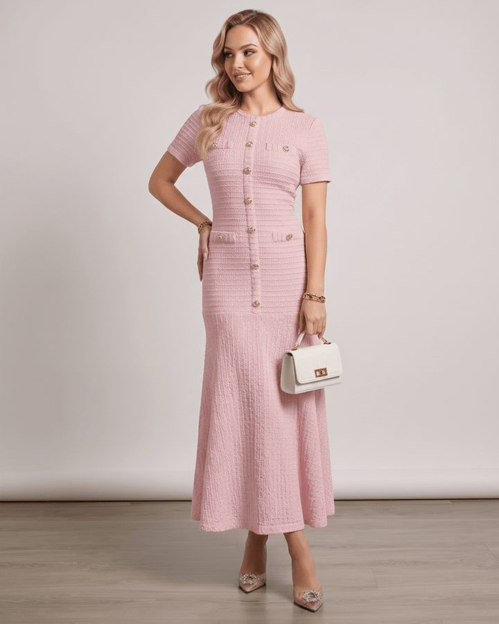 Vestido de fiesta fluido, con cuello redondo y mangas cortas, para un look chic y moderno.