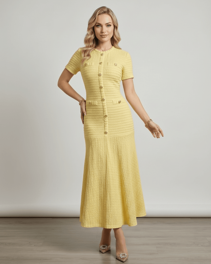 Ropa de verano: vestido maxi femenino con mangas cortas, ideal para un look casual o formal.