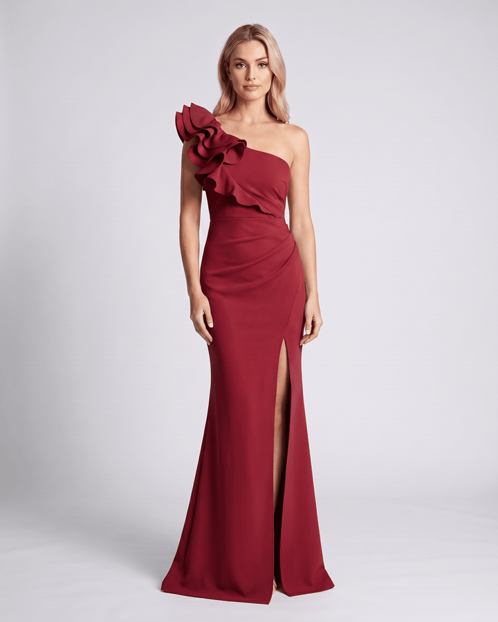 Vestido de fiesta sofisticado, un hombro con volantes, estilo maxi formal.