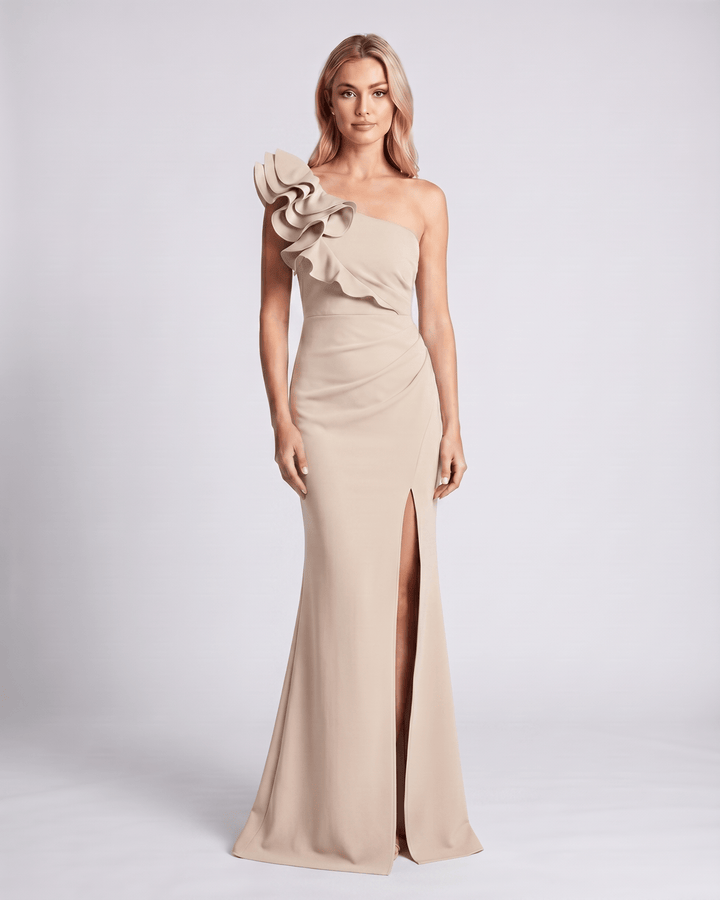 Maxi vestido de noche, volantes en un hombro, elegante y con silueta ajustada.