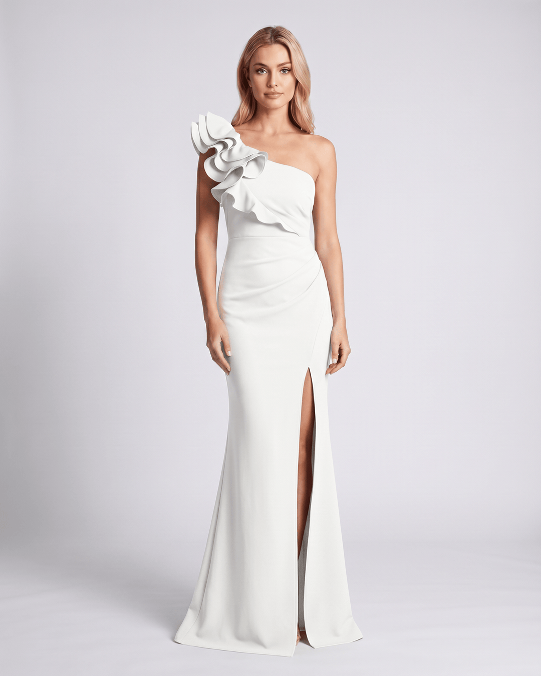 Maxi vestido de fiesta elegante, diseño un hombro con volantes, para cena.