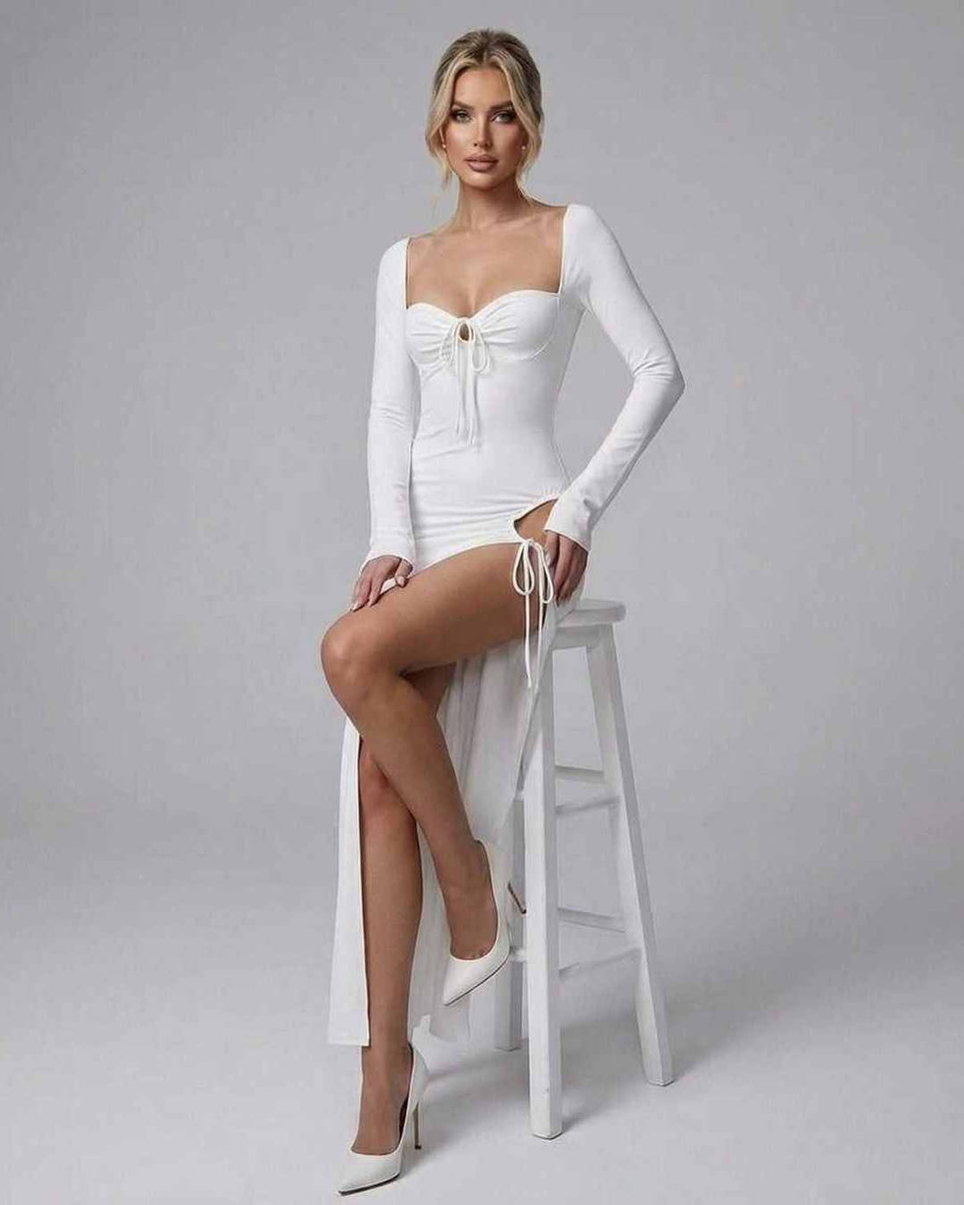 Moda femenina: vestido maxi blanco moderno, manga larga y abertura lateral, para un look sofisticado.