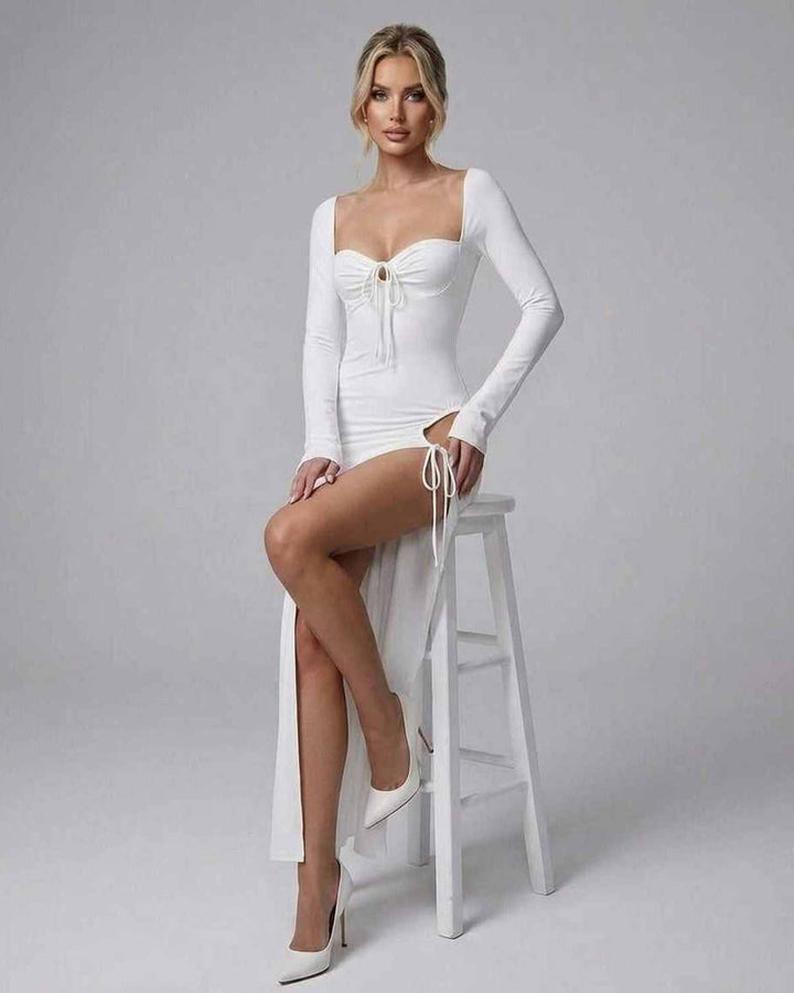 Moda femenina: vestido maxi blanco moderno, manga larga y abertura lateral, para un look sofisticado.