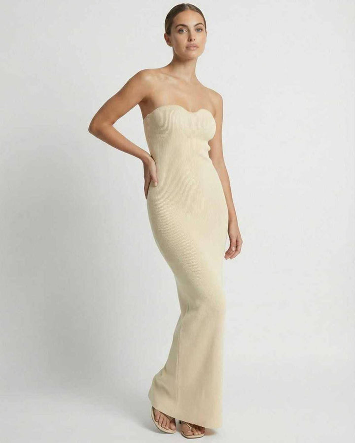 Vestido largo blanco Aurora, ceñido al cuerpo, perfecto para un look sofisticado de verano.