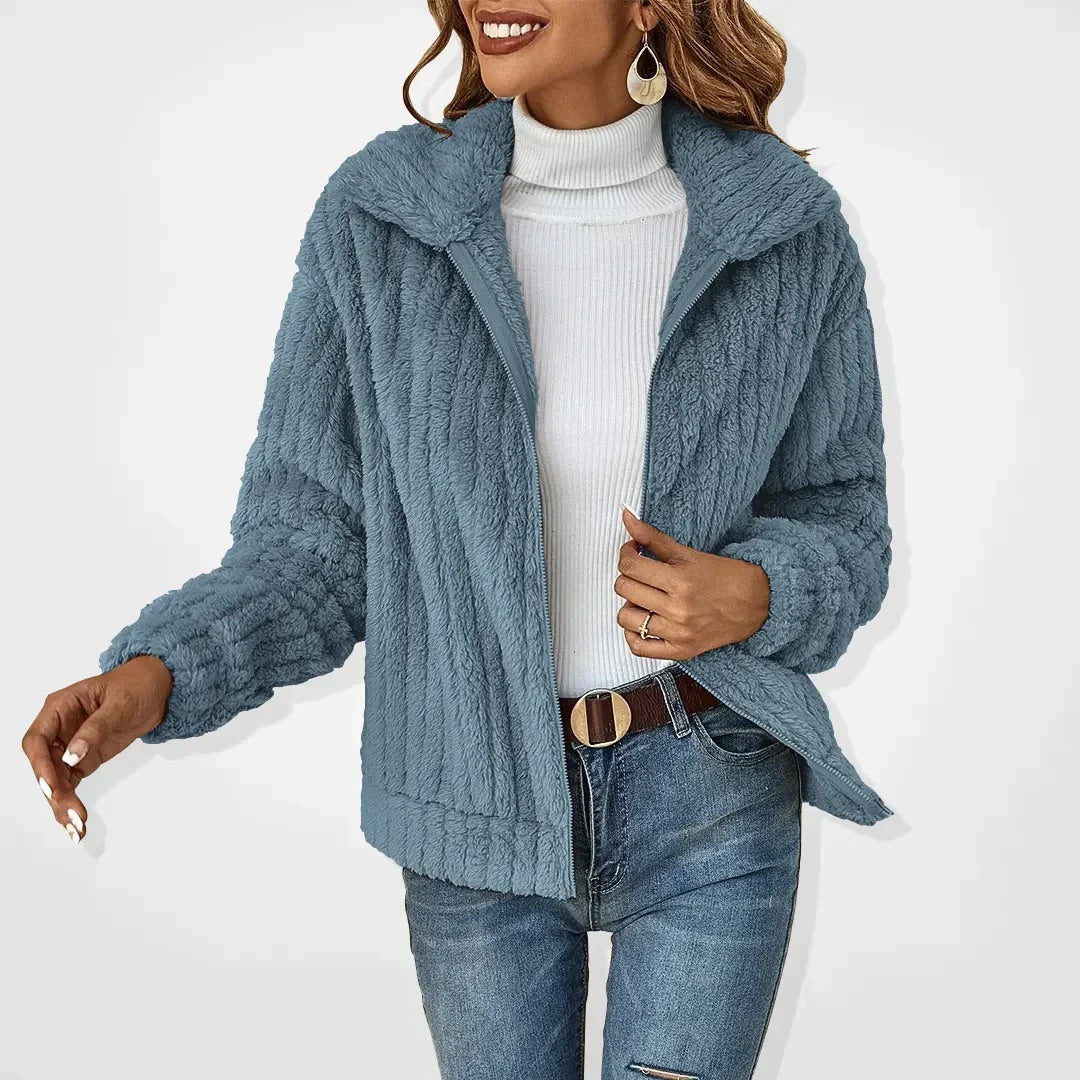 Abrigo de invierno sherpa mujer, forro polar suave y cuello alto, perfecto para el frío y la comodidad.