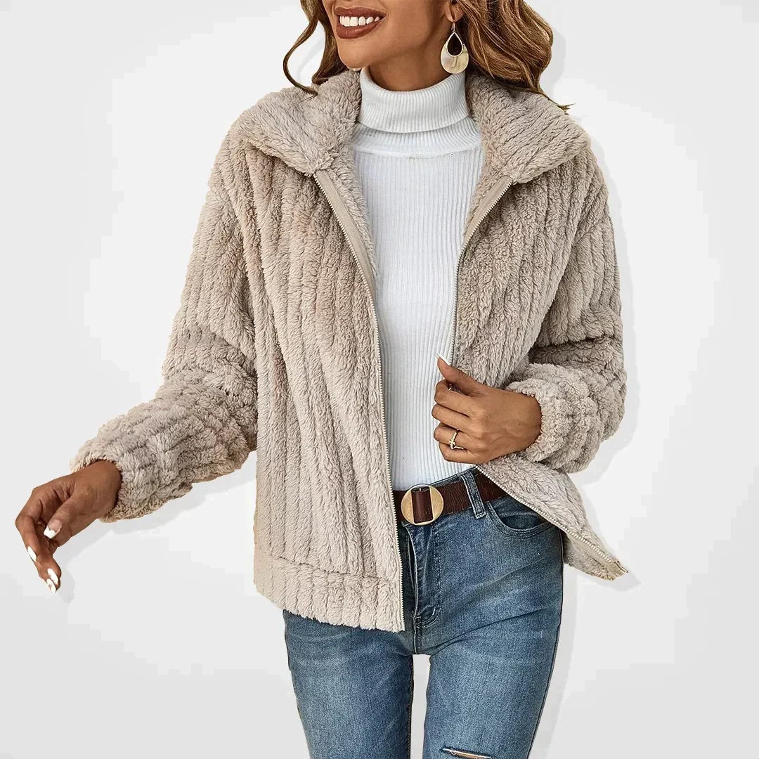 Chaqueta sherpa cálida para mujer con forro polar y cuello alto, ideal para invierno casual.