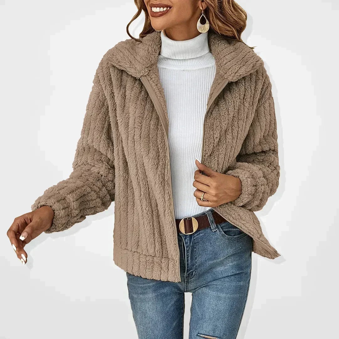 Chaqueta cálida de mujer estilo sherpa con forro polar interior y cuello alto, abrigo suave para el invierno.