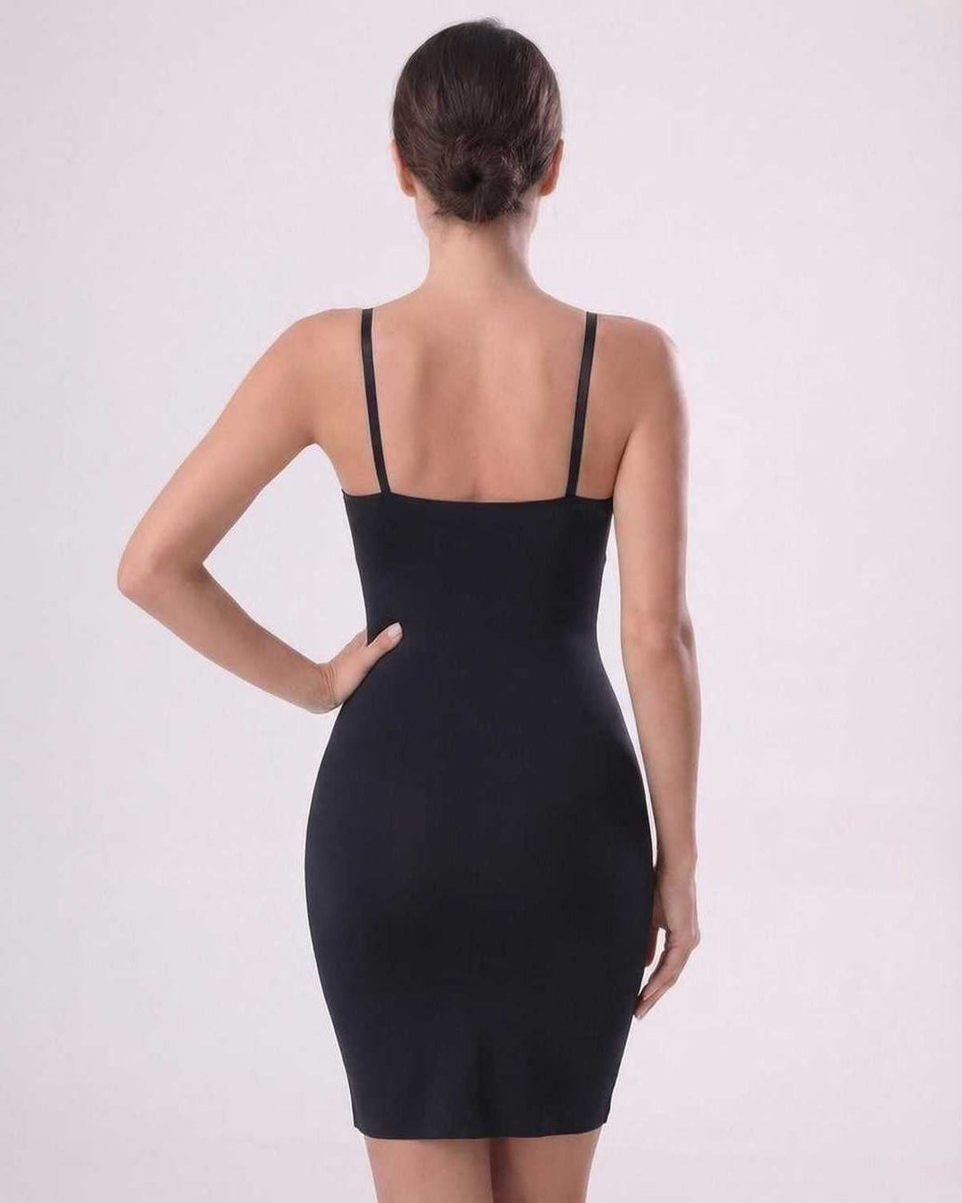 Vestido corto Aveline sin mangas, ideal primavera/verano. Moda femenina elegante y casual con abertura lateral.