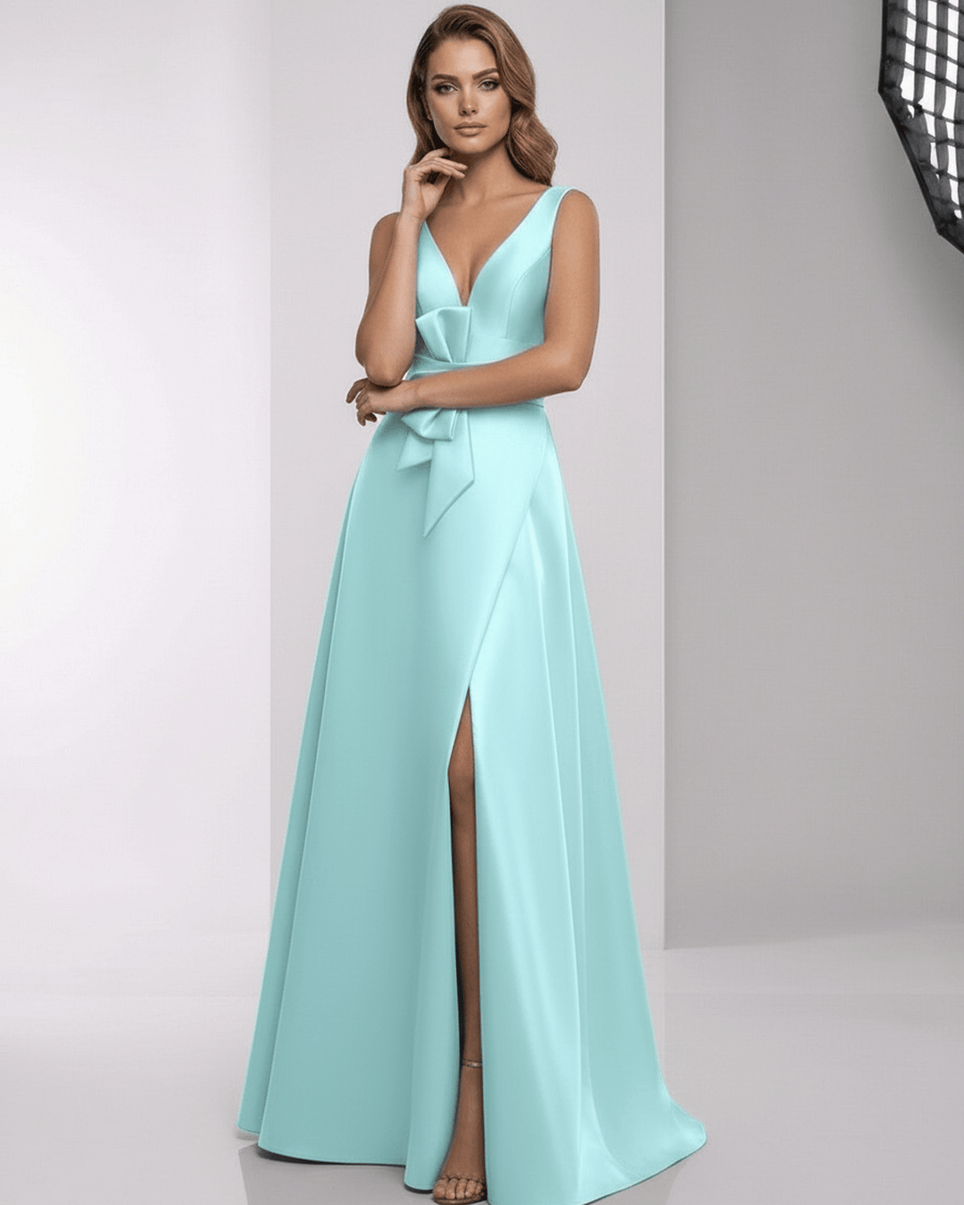 Vestido largo verde menta para mujer con escote en V profundo, corte maxi elegante, ideal para invitadas a bodas.