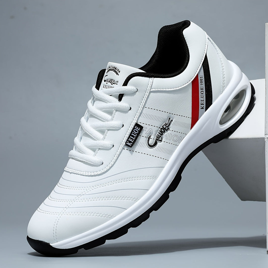 Zapatillas de hombre vista frontal: Diseño clásico. Perfectas para un look casual y elegante. Zapatos cómodos.
