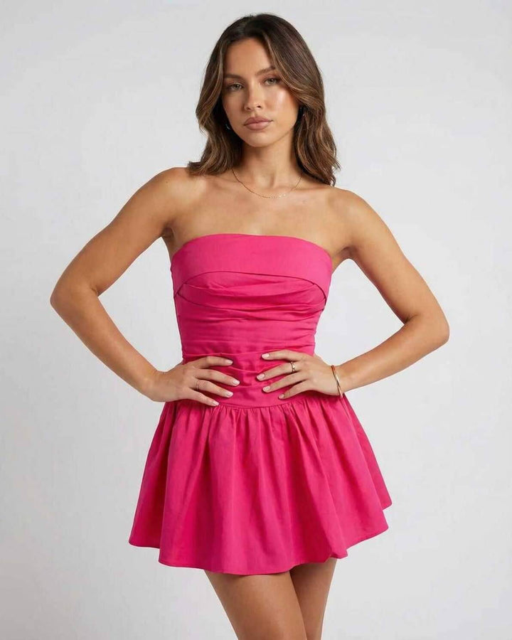 Vestido mini blanco sin tirantes para mujer, estilo A-line, perfecto para verano y fiestas.