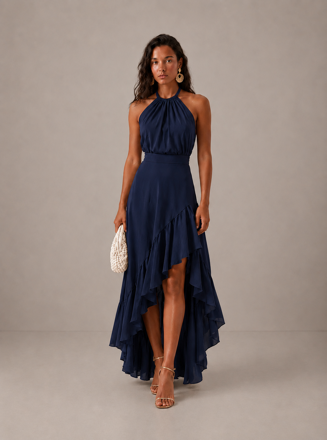 Vestido de fiesta negro con volantes asimétricos, cuello halter. Look sofisticado para mujer.
