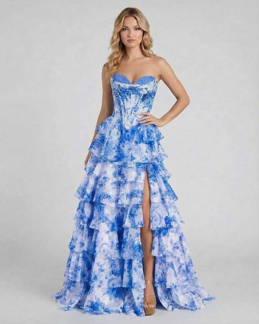 Vestido maxi floral blanco para mujer, ideal para eventos formales, fiestas y ocasiones especiales de noche.