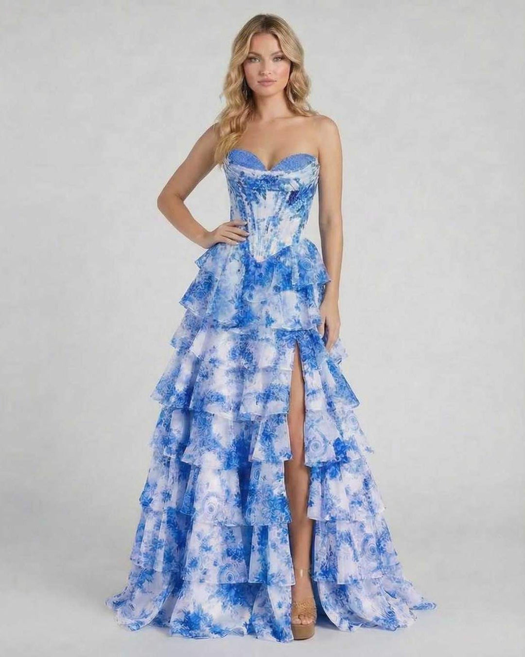 Vestido maxi floral Azura blanco, un diseño flotante y ligero que realza la silueta femenina. Sin mangas.