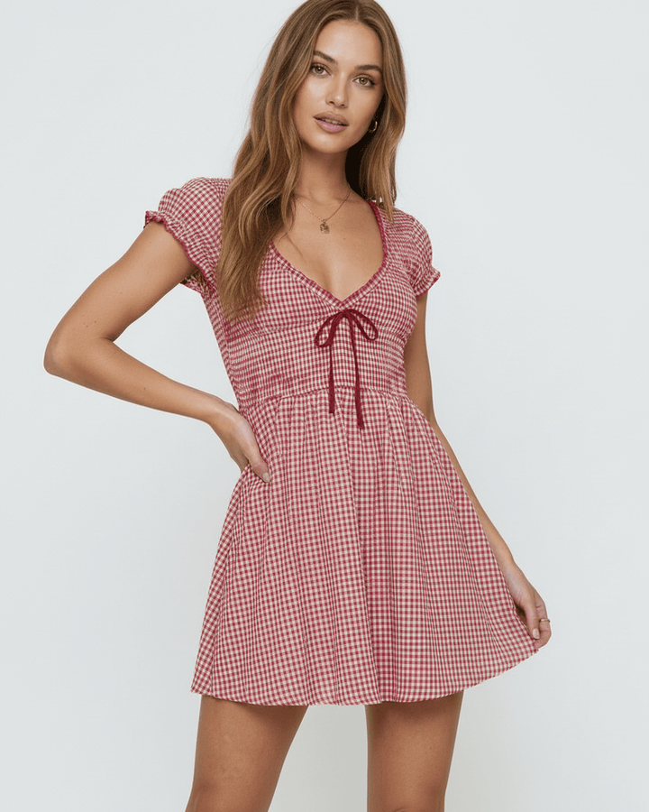 Vestido mini de cuadros azules, moda casual de mujer, sin mangas y cintura imperio, look chic.