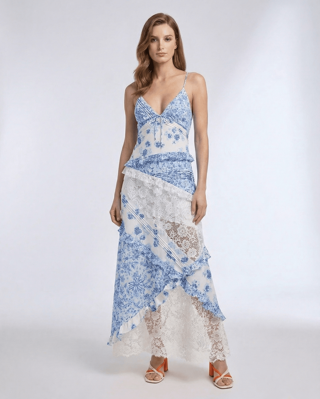 Vestido maxi azul para mujer con volantes y escote V. Estilo fluido, ideal para verano.