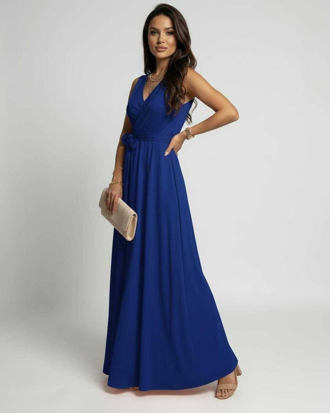 Maxi vestido azul fluido de mujer, sin mangas y con escote en V. Comodidad y estilo elegante para cualquier ocasión.