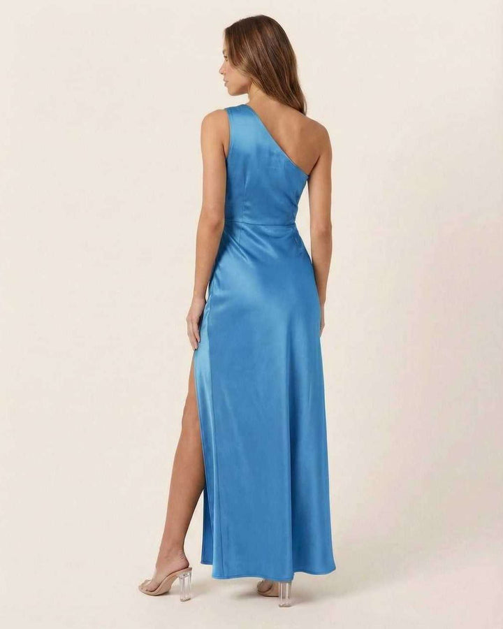 Vestido maxi azul glamoroso de un hombro, perfecto para invitada de boda o evento formal.