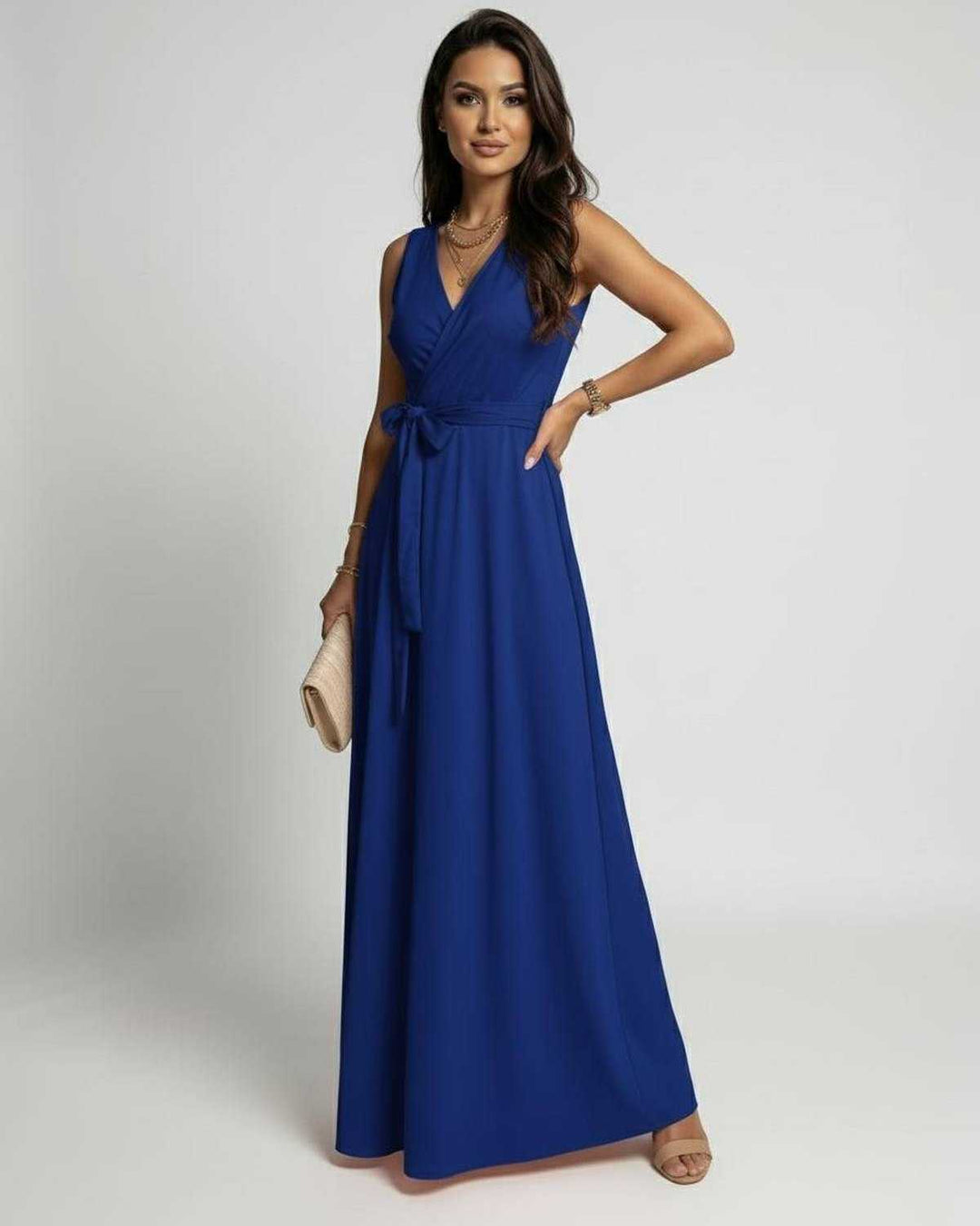 Vestido de mujer azul maxi, elegante, con escote en V. Diseño sin mangas y fluido, perfecto para eventos nocturnos.